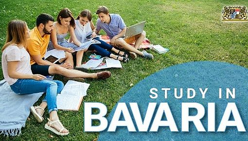 Studirende auf der Wiese