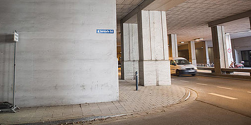 Zufahrt zur Warenannahme über die Tiefstraße Ost (erreichbar über die Albertus-Magnus-Straße)