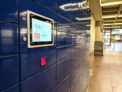 Blaue Fächer der Abholstation
