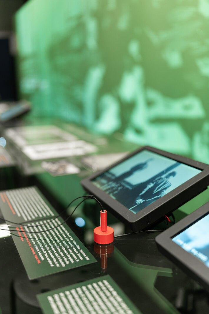 Informationstexte und Displays in der Ausstellung "Ende der Zeitzeugenschaft?", die in der Zentralbibliothek der Universität Regensburg zu sehen war. (öffnet Vergrößerung des Bildes)