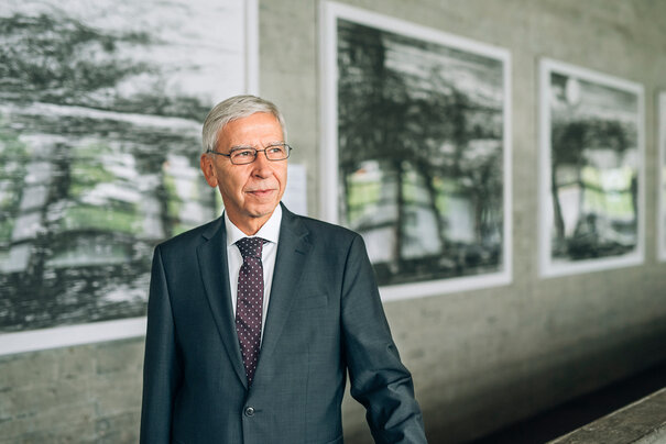Porträtfoto von Prof. Dr. Hebel, Präsident der UR