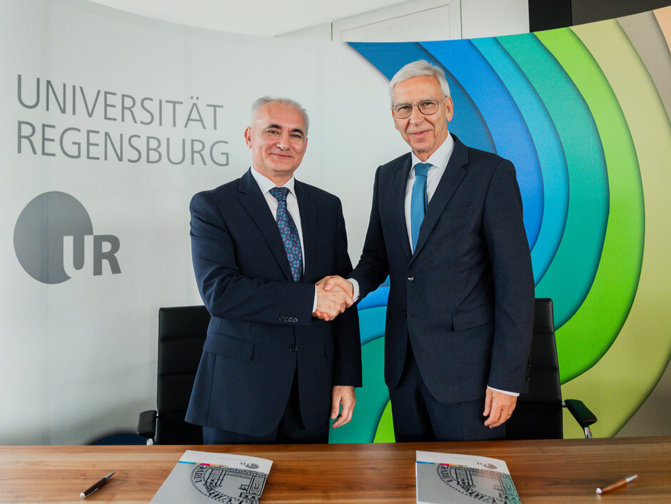 Präsident Hebel und Rektor Lakušić schütteln sich die Hand. (öffnet Vergrößerung des Bildes)