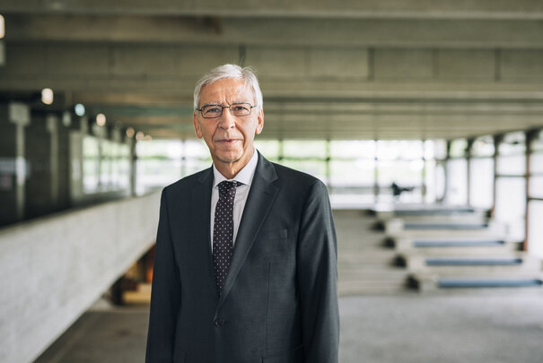 Portätfoto von Herrn Prof. Dr. Udo Hebel, Präsident der UR